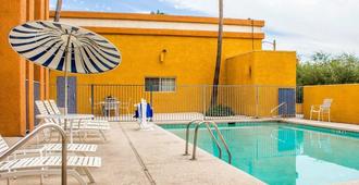 巴倫西亞圖森機場品質酒店 - 土桑 - 圖森 - 游泳池