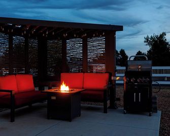 Modern Studio with Kitchen, Washer/Dryer, Fire Pit, Grill, & Red Rock Views! - Kanab - Patio
