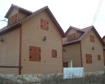 Cabanas Montes Universales - Orihuela del Tremedal - Edificio