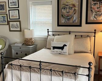 Chalet Lake Home with Views, Outdoor Decks and Large Swim Dock\nSleeps 8 - Florence - Bedroom