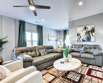 Arlington Home w/ Yard: 2 Mi to At&t Stadium! - Arlington - Living room