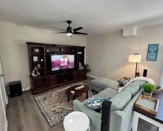 Lakeside serenity in Newnan - Newnan - Living room