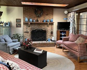 Large Family sized home. Minutes from Lancaster, Hershey, Gettysburg! - Columbia - Living room
