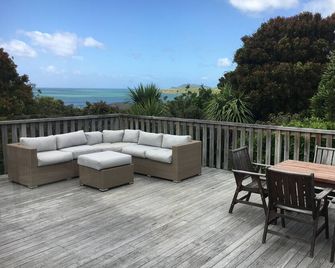 Kaka Point Beach House - Kaka Point - Balcón