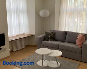 Neue renovierte 3 1/2 Zimmerwohnung bis zu 8 Gäste - Chur - Living room