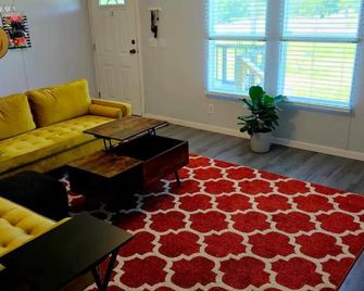 SuperCool Mid-century Retro, E. Texas Starry Skies - Jefferson - Living room