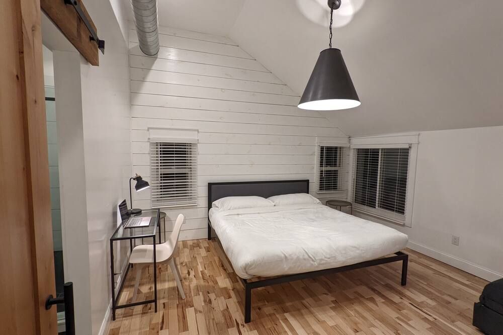 Hay Loft in Historic Barn - 4 Minutes to Legoland / Racetrack Views - غاسان (نيويورك) - غرفة نوم