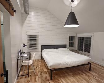 Hay Loft in Historic Barn - 4 Minutes to Legoland / Racetrack Views - غاسان (نيويورك) - غرفة نوم