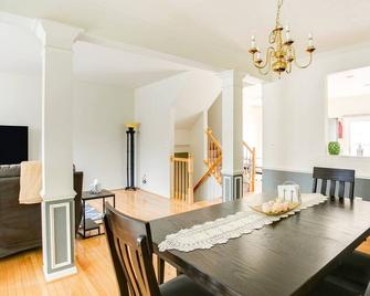 Beautiful Townhome - Sterling - Dining room