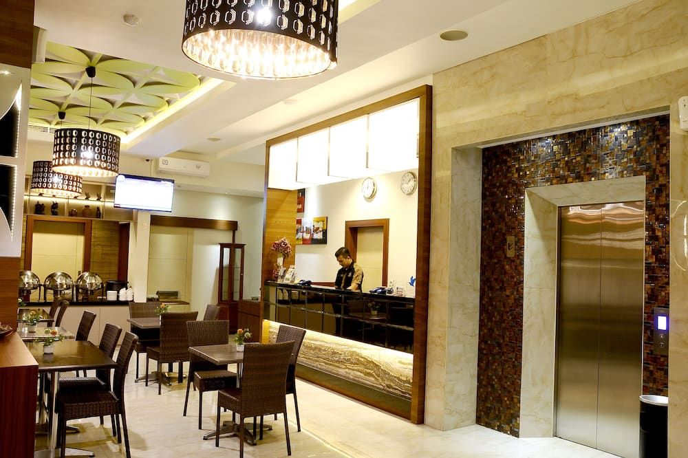 Biz Boulevard Hotel - מאנאדו - מסעדה