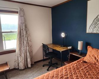 Corey Lake, High Speed Internet, Dock, Deck, Skiing, Fishing. Apple Picking - Three Rivers - Bedroom