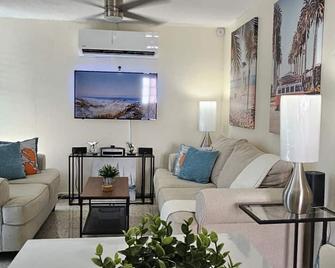 Guánica Bay House 3/2 with Game/Movie Room, Fully Renovated - Guánica - Sala de estar