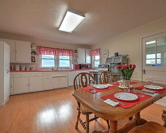 Walter & Mae's Farmhouse: Charming accomodations with gorgeous mountain views - Elizabethton - Comedor