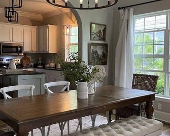 Beautiful Bungalow in Historic District! Sleeps 8. - Shelbyville - Jídelna