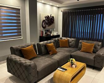 Luxury 3-Bed Apt in Qawra–AC, WiFi & Private Pool! Your perfect getaway awaits! - Qawra - Lounge