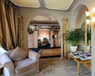 Villa Orso Grigio - Ronzone - Huiskamer