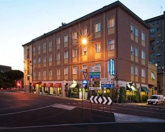 Roma - Rávena - Edificio