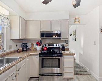 Miss Helens - Classic cottage - Cedar Key - Kitchen