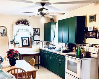 Cozy Country Home with 5 Acres - Willow City