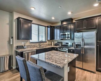 Pet-Friendly Elk Grove Retreat With Balc - Elk Grove - Keuken