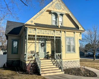 Spacious 5-bedroom Victorian house in charming Old Town Alpena with AC - Alpena - Gebäude