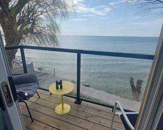 Winter retreat 3 beds, 1 1/2 bath, hot tub, heated floors wood stove. - Dunnville - Balcony