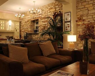 Bail House - Lincoln - Living room