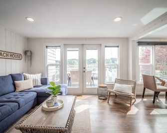 Gorgeous Waterfront home sleeps 6! Outdoor fireplace, HOT TUB & a private yard - Bremerton - Huiskamer