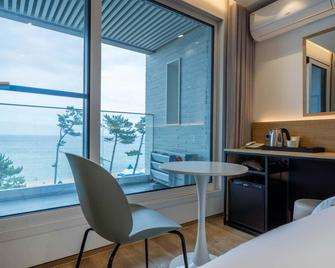Gangneung Gyeongpo Hotel Mare - Gangneung - Balcony