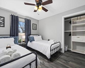 Modern Comfort in Morton | Cozy 3BR Home for a Perfect Stay - Morton