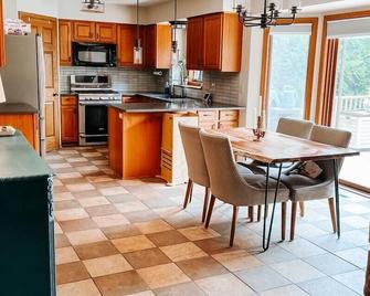 Private, 4-bedroom, 2.5-bath near Kohler golf & walking distance to winery! - Sheboygan - Kitchen