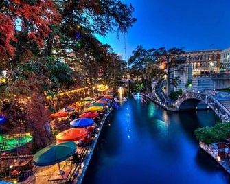 Exquisite Studio Guesthouse Near Downtown's Core! - San Antonio - Outdoor view