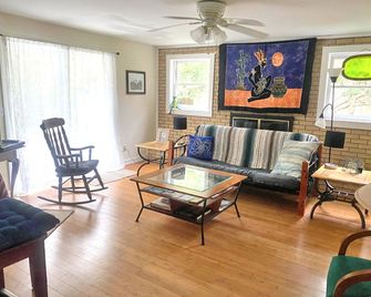 A comfortable home in a quiet neighborhood graced with Spanish Moss draped oaks. - Darien - Soggiorno