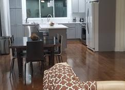 Newly Renovated Open-Concept living space, close to Boston, plenty of parking - Milton - Dining room