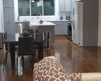 Newly Renovated Open-Concept living space, close to Boston, plenty of parking - Milton - Dining room