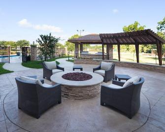 Free Breakfast. Outdoor Pool. Gym. King Suite W/ Kitchen! - Lake Jackson - Patio