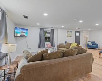 The Landing Spot: 10 min to intel - Pataskala - Living room