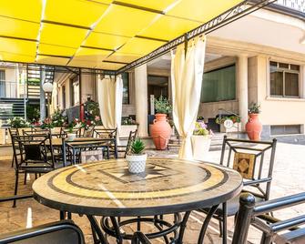 Hotel Dei Pini - פיוג'י - פטיו