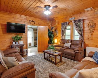 The Olde Homestead w/ Mtn Views Near Coudersport - Coudersport - Living room