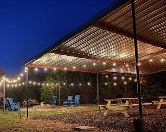 The Arrowhead Tipi Resort - Many Moons - Nomadic Tipis on Lake Tawakoni - Wills Point - Patio
