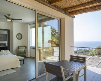 Villa Donna Cà, for 10/11 people, with heated pool and a wonderful sea view - Coccorino - Balcón