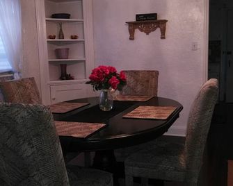 Cozy Stone Castle 12 Mins To Cwru/cleveland Clinic - South Euclid - Dining room