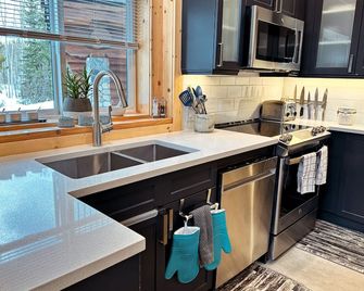 Peaceful Cabin Near Red Mt Bike & Hiking Trails - Rossland - Kitchen