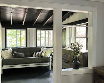 Veronica Lake's remodeled 6 bedroom Farmhouse w/ hot tub views! - Corinth - Living room