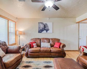 Oklahoma Themed 3 Bed With Lots Of Parking! Short Or Extended Stay! - Norman - Living room