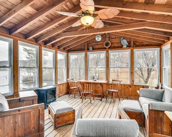 Classic Waterfront Home on Lake Maspenock with Grill - Hopkinton - Sala de estar