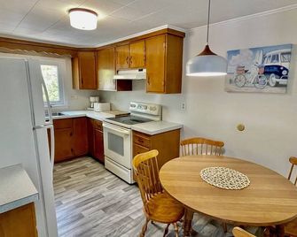 Ocean Breeze Motel - South Yarmouth - Kitchen