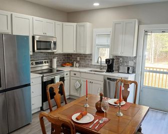 Renovated 1-bedroom Sandwich apartment in duplex with AC, WiFi, & Farmer's Porch - Sandwich - Kuchnia