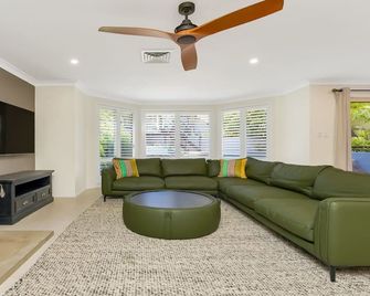 Bluewave at Forresters| near beach, wifi | Accom Holidays - Forresters Beach - Sala de estar