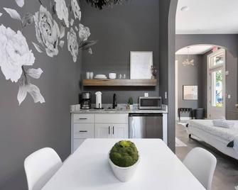 Private Modern Studio - Blocks from King! - Charleston - Restaurant